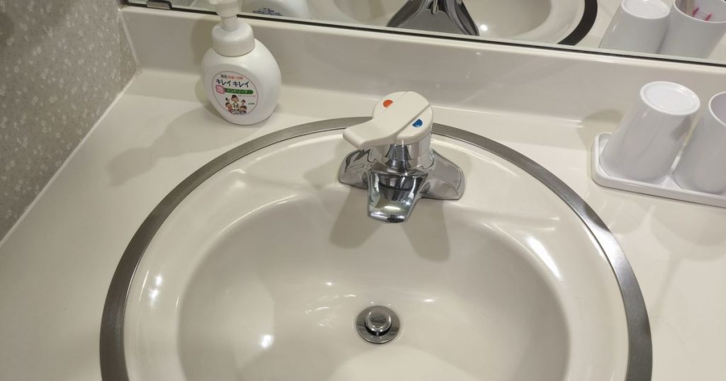 洗面所の旧式混合水栓