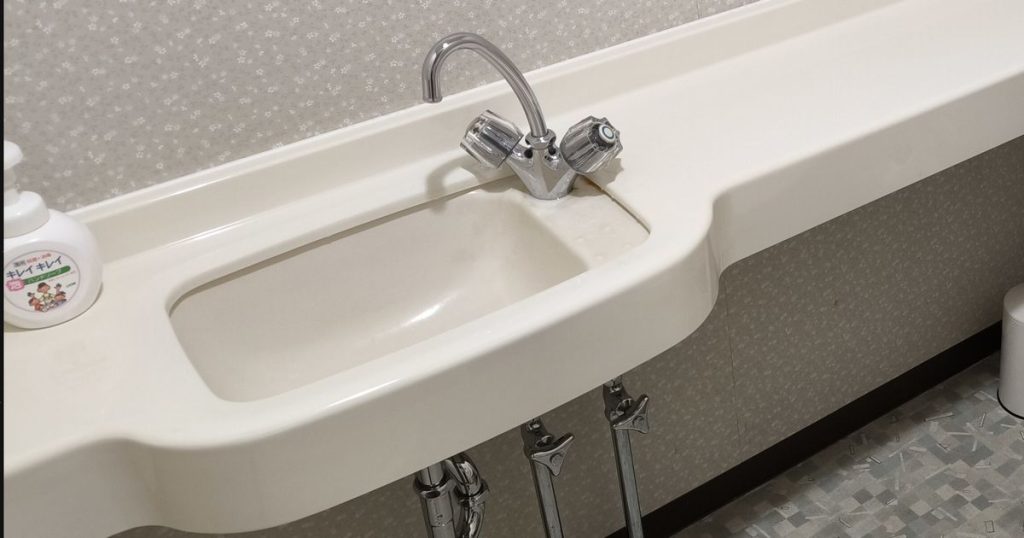 トイレの手洗い場　お湯と水が別になっている