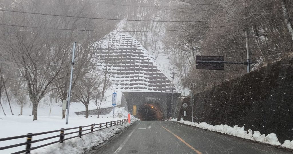 雪が降る道志みちの山伏トンネル手前